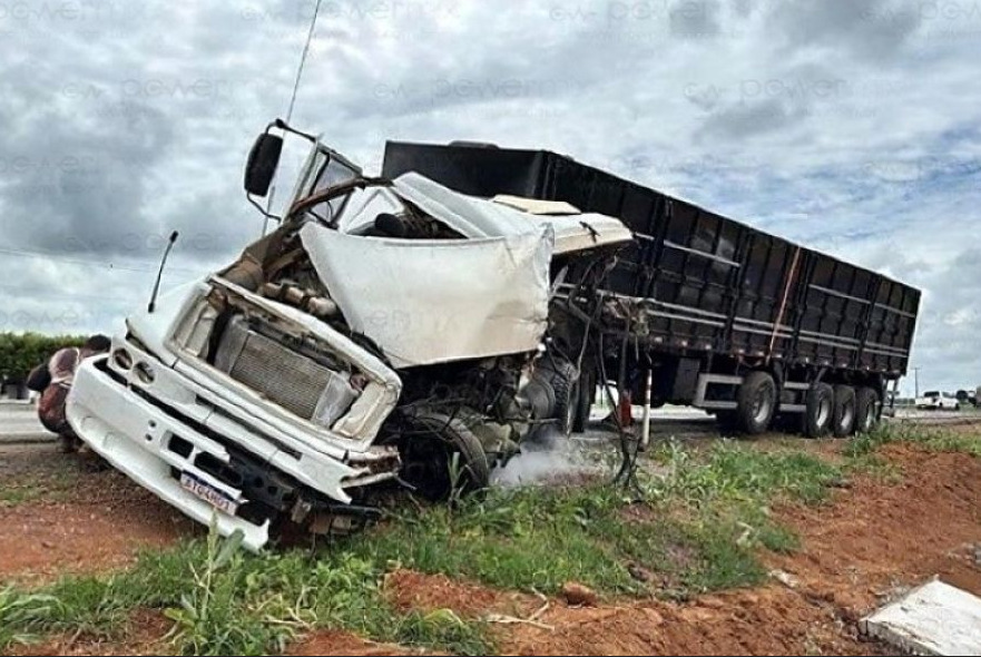 Acidente entre carreta e caminhão deixa um morto e um ferido