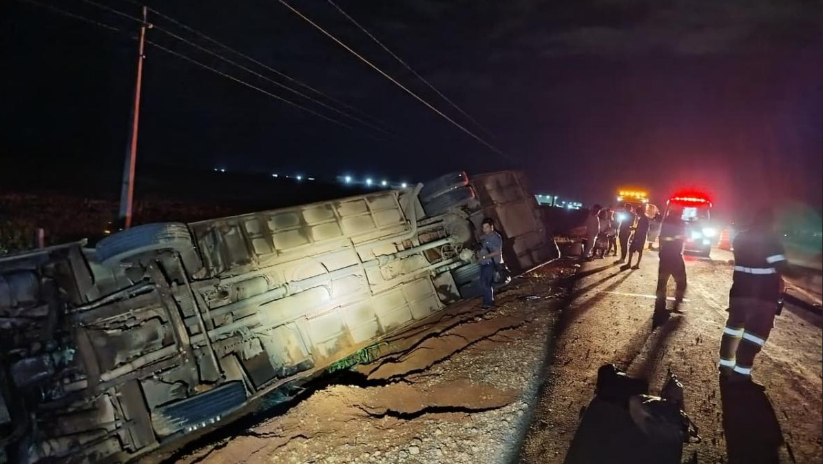 Ônibus de viagem com 26 passageiros capota em MT; 6 em estado grave