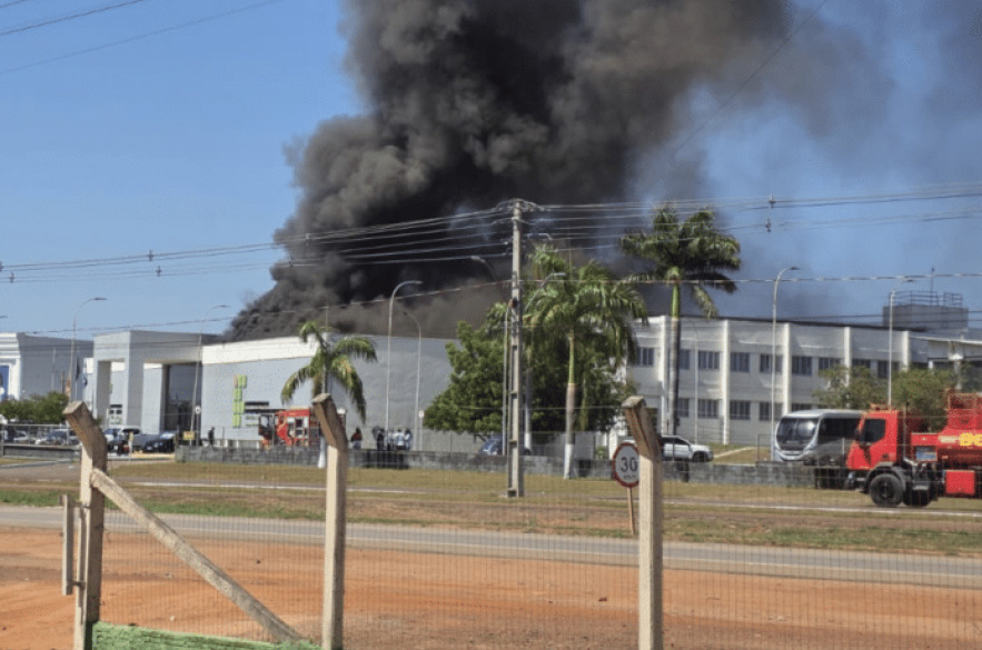 Prédio do IFMT pega fogo após curto-circuito em ar-condicionado
